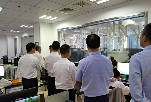 陈博士带领杨副市长一行人参观了尊龙凯时规范化的先进实验室，讲解了药物临床前的研发和IND申报流程。