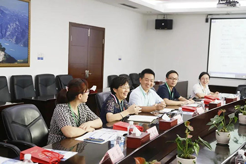宜昌人福药业副总裁、总工程师李莉娥，产品开发中心主任吕金良，副主任吴有斌、曲龙妹等