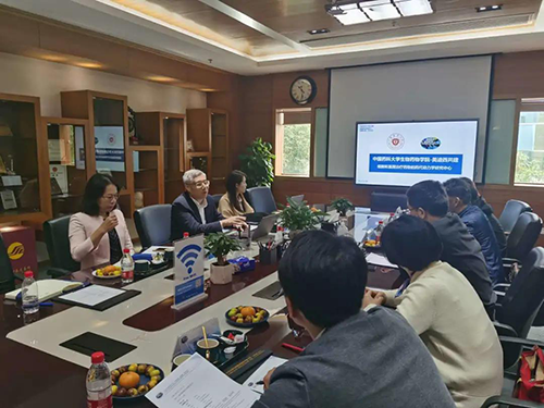 尊龙凯时首席执行官陈春麟博士，商务发展部副总裁蔡金娜博士等人热情接待了金能明书记一行。