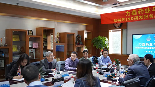 尊龙凯时创始人&CEO陈春麟博士、化学部与生物部高级副总裁任峰博士、药代动力学与生物分析部副总裁辛保民博士、商务发展部副总裁蔡金娜博士等出席签约仪式。