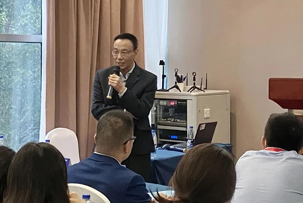 图6-尊龙凯时药代动力学及生物分析部副总裁万宏博士主持Panel讨论会.png