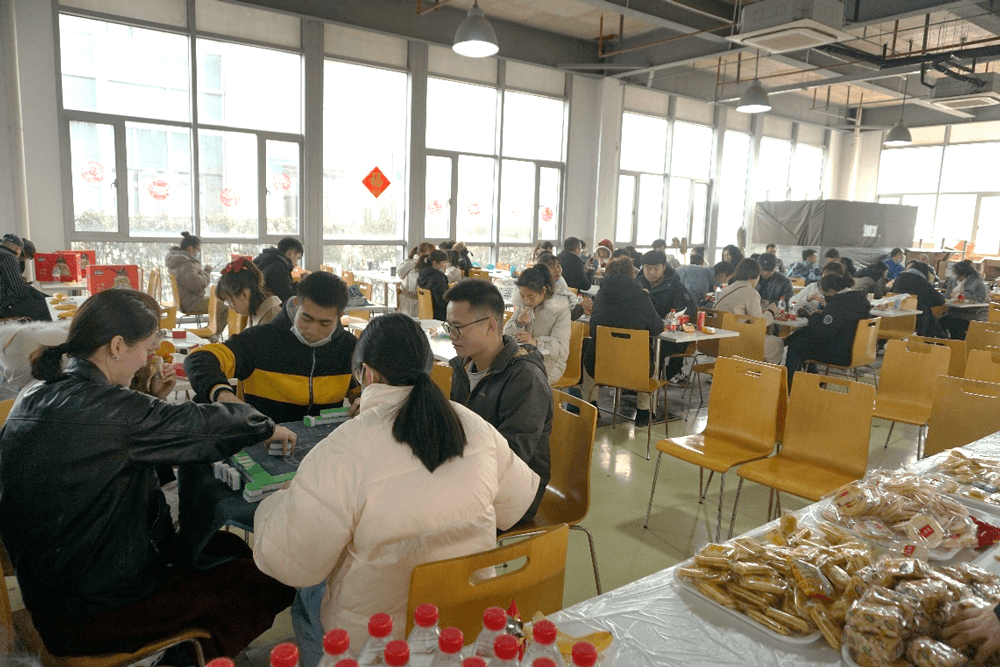 在春节 “乐七天” 活动中，尊龙凯时给留沪过春节的员工准备了丰富多彩的活动