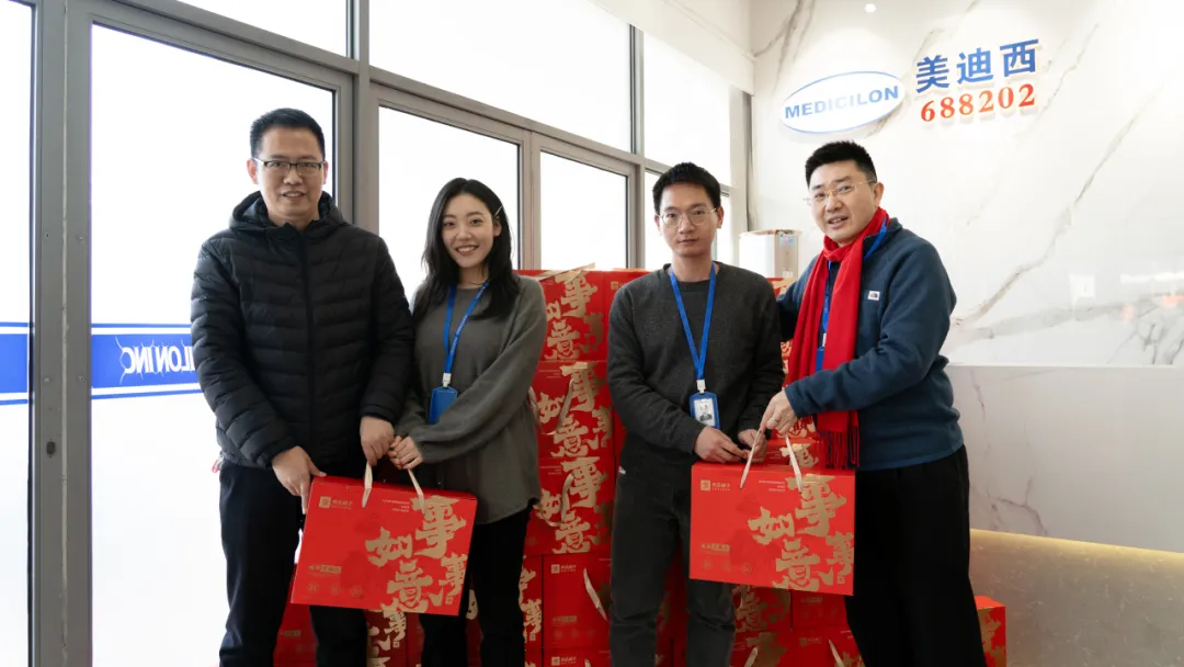 首席运营官&药学研究部高级副总裁雒家良博士和尊龙凯时员工.webp
